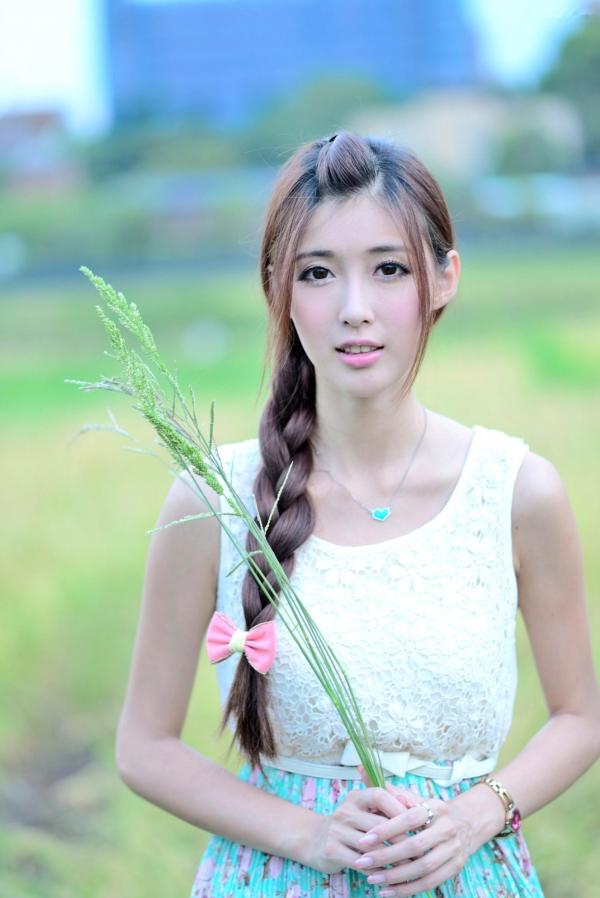    台湾正妹Kila晶晶/金允乔：清纯田园风碎花长裙户外治愈系写真第25张图片