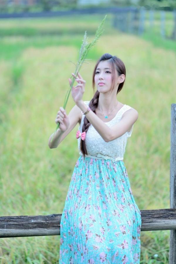    台湾正妹Kila晶晶/金允乔：清纯田园风碎花长裙户外治愈系写真第27张图片