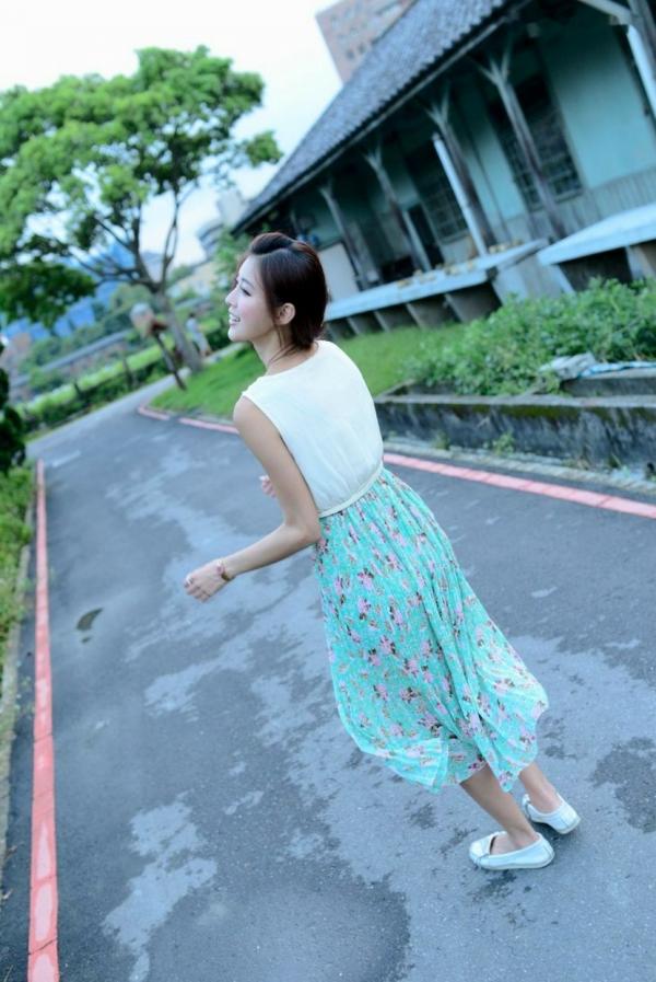    台湾正妹Kila晶晶/金允乔：清纯田园风碎花长裙户外治愈系写真第30张图片