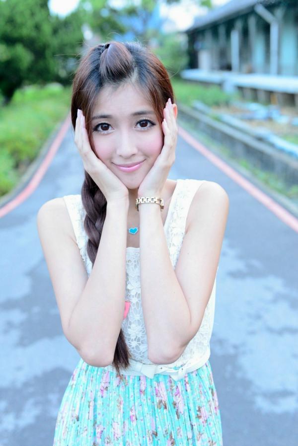    台湾正妹Kila晶晶/金允乔：清纯田园风碎花长裙户外治愈系写真第31张图片