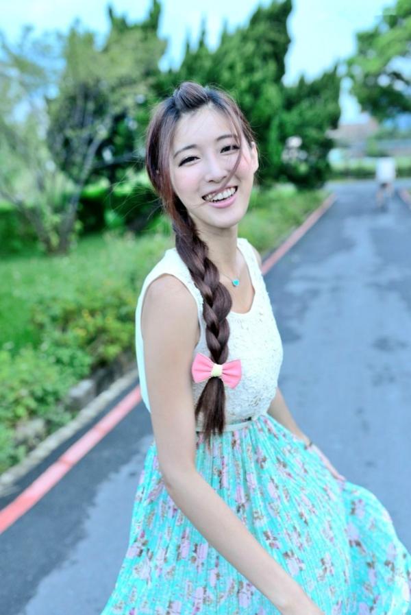    台湾正妹Kila晶晶/金允乔：清纯田园风碎花长裙户外治愈系写真第32张图片