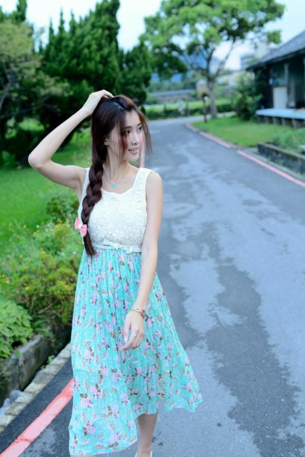    台湾正妹Kila晶晶/金允乔：清纯田园风碎花长裙户外治愈系写真第33张图片