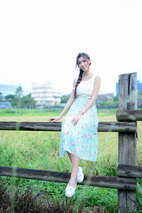    台湾正妹Kila晶晶/金允乔：清纯田园风碎花长裙户外治愈系写真第34张图片