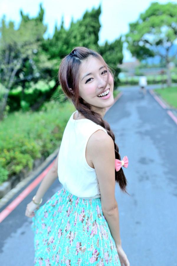    台湾正妹Kila晶晶/金允乔：清纯田园风碎花长裙户外治愈系写真第35张图片