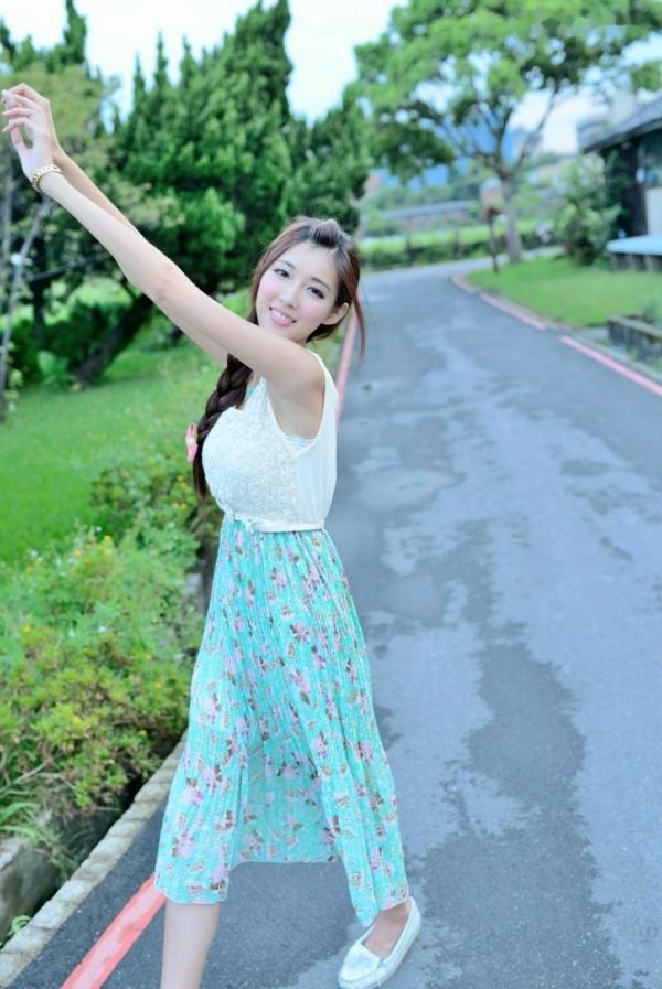   台湾正妹Kila晶晶/金允乔：清纯田园风碎花长裙户外治愈系写真第36张图片