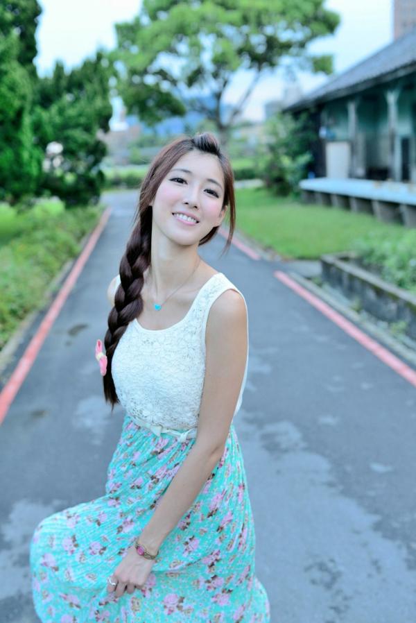    台湾正妹Kila晶晶/金允乔：清纯田园风碎花长裙户外治愈系写真第37张图片