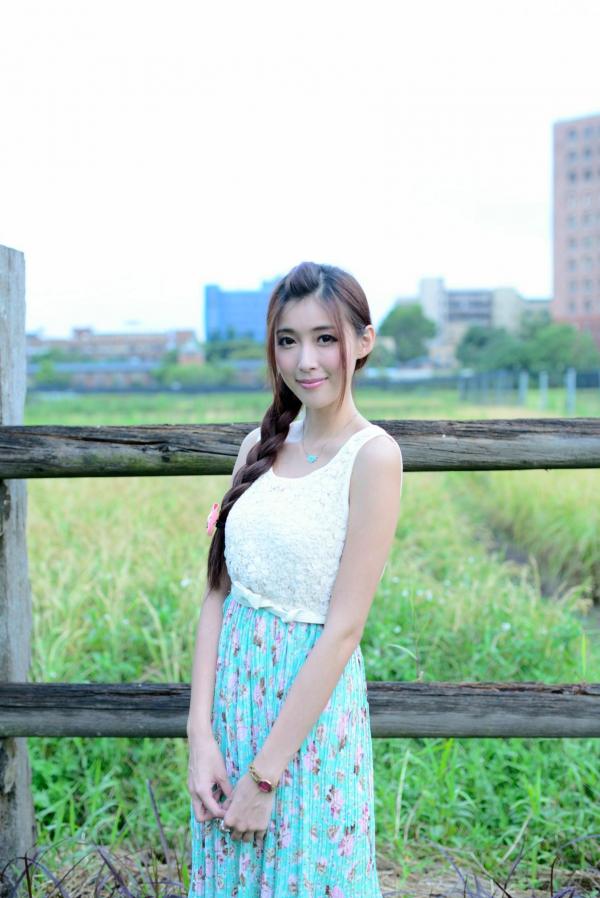    台湾正妹Kila晶晶/金允乔：清纯田园风碎花长裙户外治愈系写真第39张图片