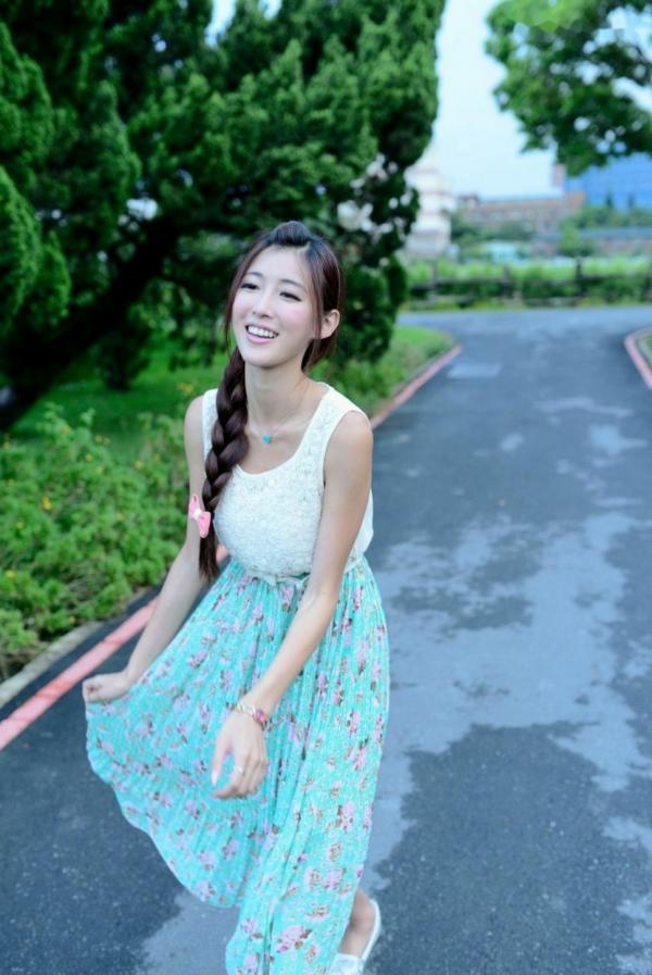    台湾正妹Kila晶晶/金允乔：清纯田园风碎花长裙户外治愈系写真第41张图片