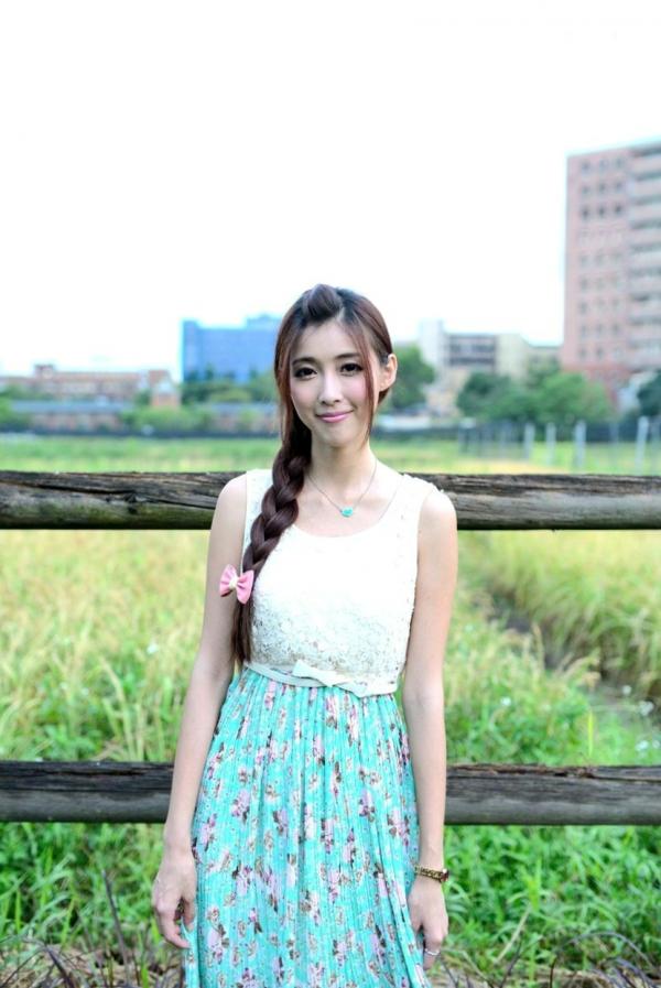    台湾正妹Kila晶晶/金允乔：清纯田园风碎花长裙户外治愈系写真第46张图片