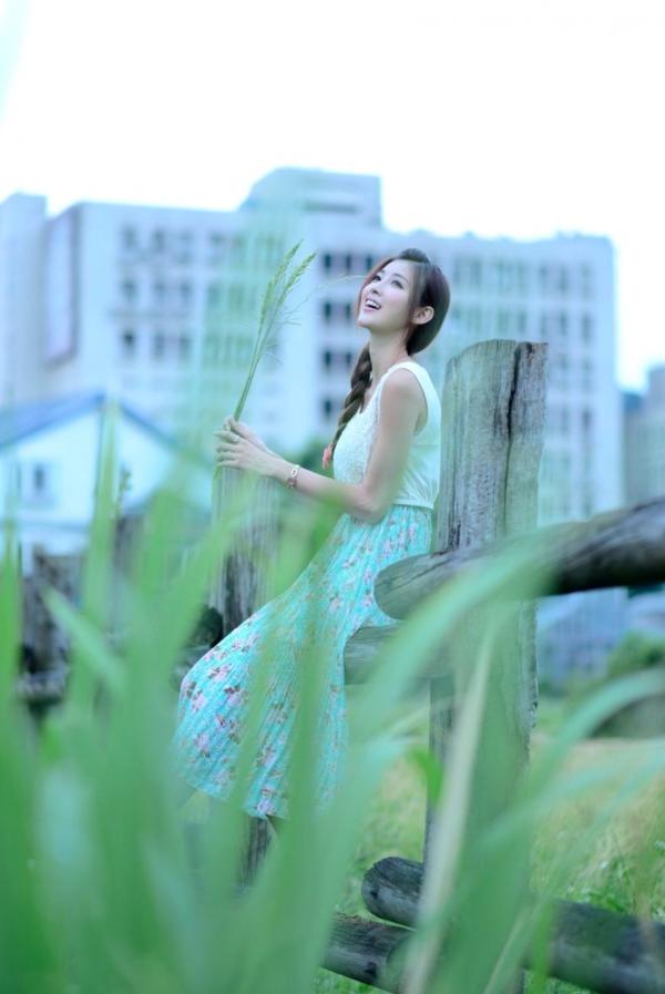    台湾正妹Kila晶晶/金允乔：清纯田园风碎花长裙户外治愈系写真第47张图片