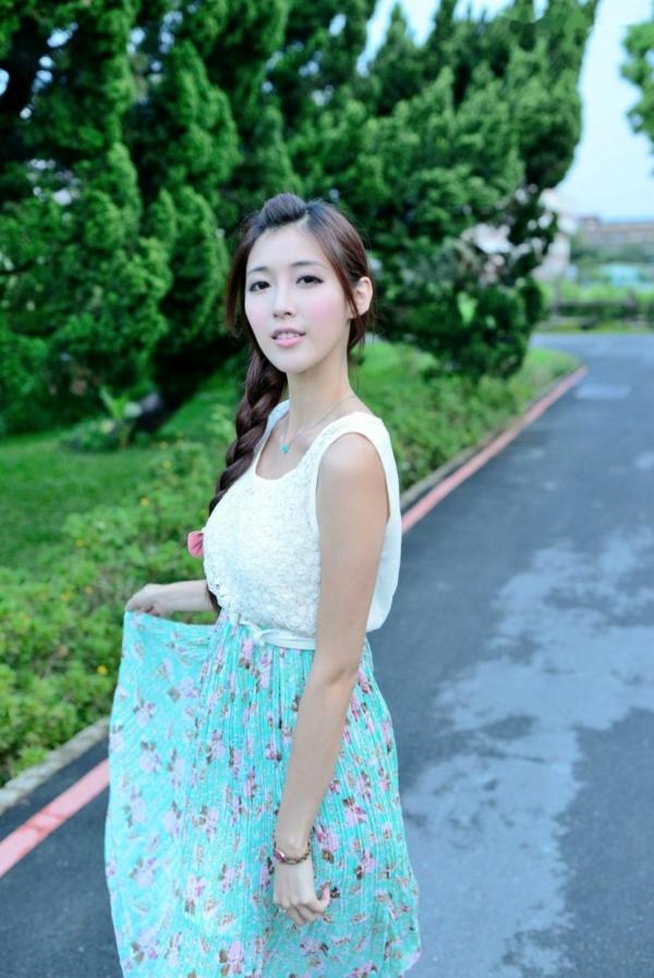    台湾正妹Kila晶晶/金允乔：清纯田园风碎花长裙户外治愈系写真第50张图片