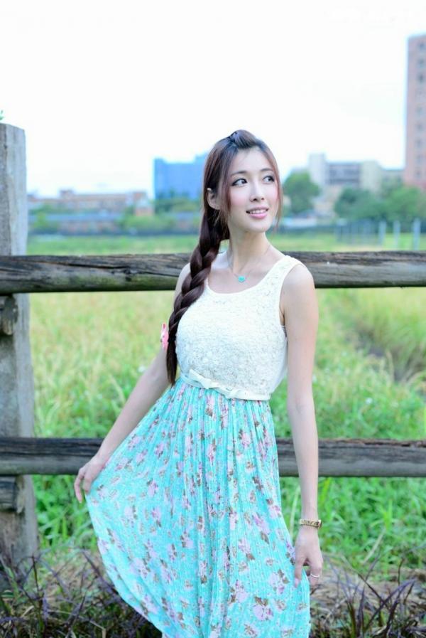    台湾正妹Kila晶晶/金允乔：清纯田园风碎花长裙户外治愈系写真第52张图片