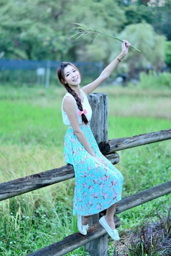    台湾正妹Kila晶晶/金允乔：清纯田园风碎花长裙户外治愈系写真第54张图片