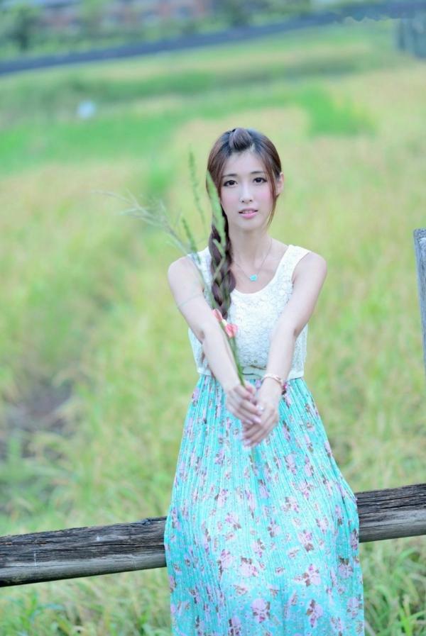    台湾正妹Kila晶晶/金允乔：清纯田园风碎花长裙户外治愈系写真第55张图片