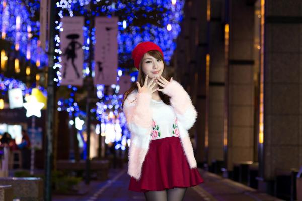    台湾正妹吕小步吕思莹冬日街拍写真，圣诞风灯海背景下穿毛绒外套黑丝尽显甜美俏皮第6张图片