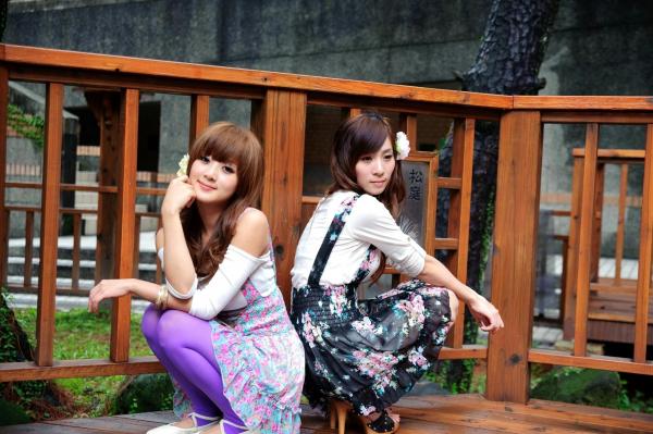    台湾正妹果子Mikako+Minako：台大校园户外写真，清新甜美森系少女园林风情第7张图片
