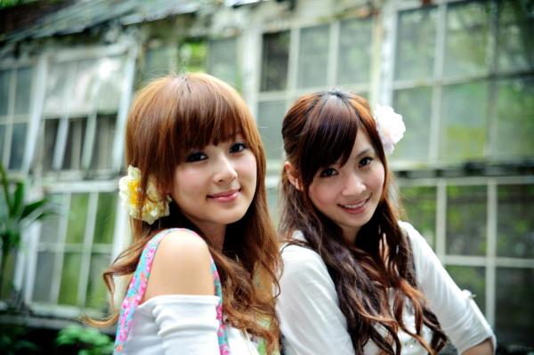    台湾正妹果子Mikako+Minako：台大校园户外写真，清新甜美森系少女园林风情第22张图片