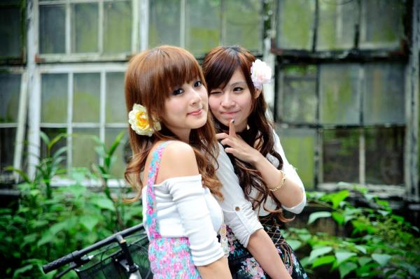    台湾正妹果子Mikako+Minako：台大校园户外写真，清新甜美森系少女园林风情第23张图片