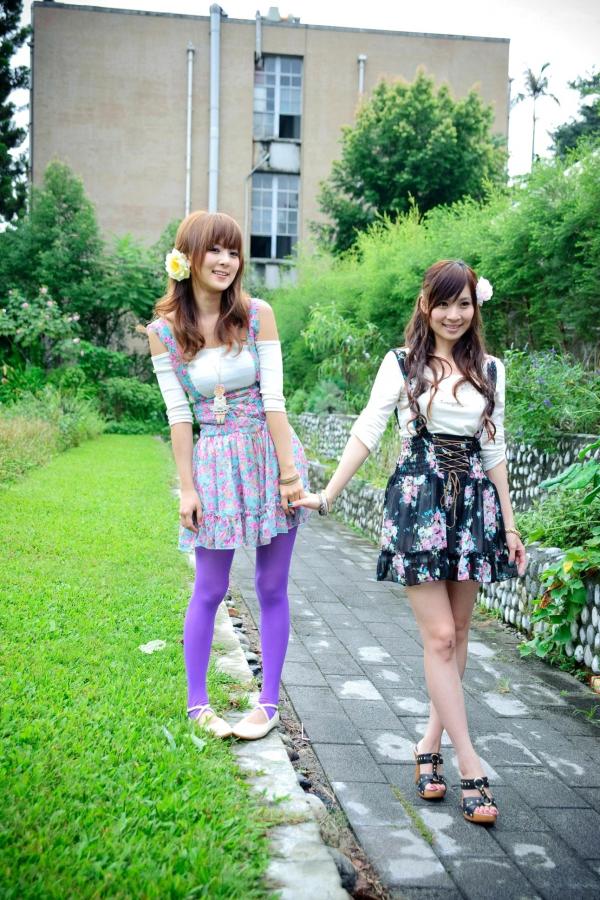    台湾正妹果子Mikako+Minako：台大校园户外写真，清新甜美森系少女园林风情第26张图片