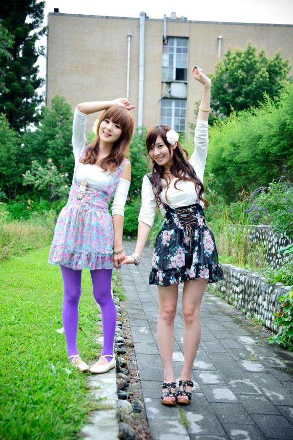   台湾正妹果子Mikako+Minako：台大校园户外写真，清新甜美森系少女园林风情第28张图片