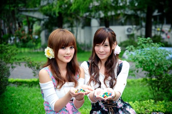    台湾正妹果子Mikako+Minako：台大校园户外写真，清新甜美森系少女园林风情第47张图片