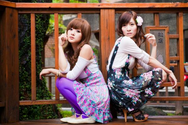    台湾正妹果子Mikako+Minako：台大校园户外写真，清新甜美森系少女园林风情第54张图片