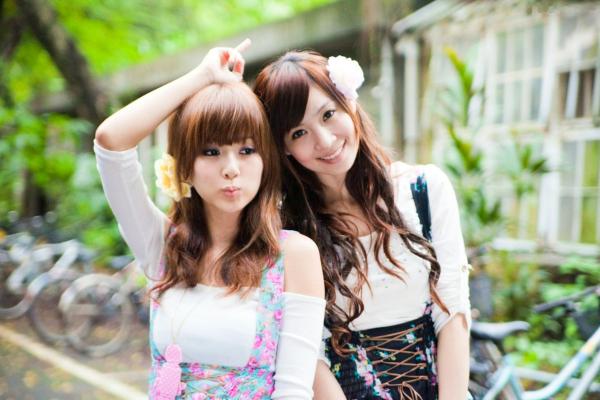    台湾正妹果子Mikako+Minako：台大校园户外写真，清新甜美森系少女园林风情第66张图片
