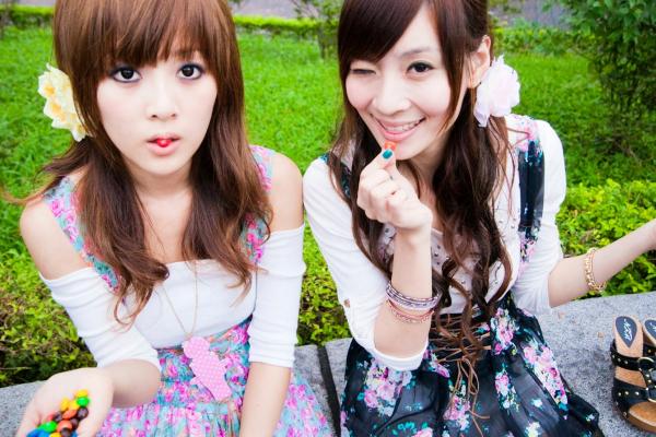    台湾正妹果子Mikako+Minako：台大校园户外写真，清新甜美森系少女园林风情第94张图片