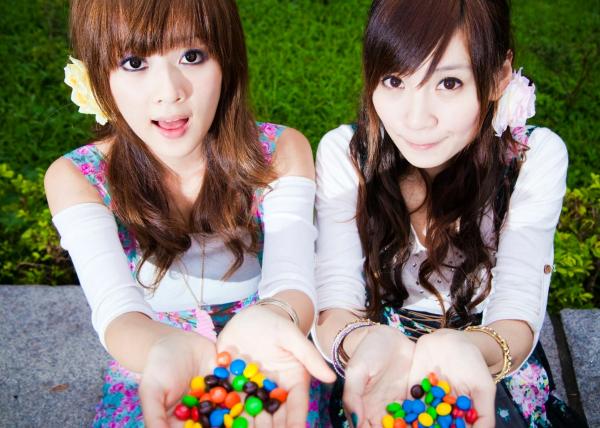    台湾正妹果子Mikako+Minako：台大校园户外写真，清新甜美森系少女园林风情第95张图片