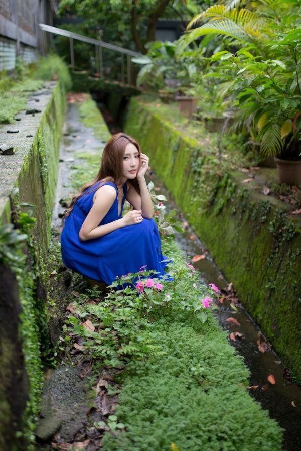   台湾正妹赵芸Syuan户外清新写真：深蓝长裙优雅气质，尽显波涛胸涌曼妙身材第1张图片