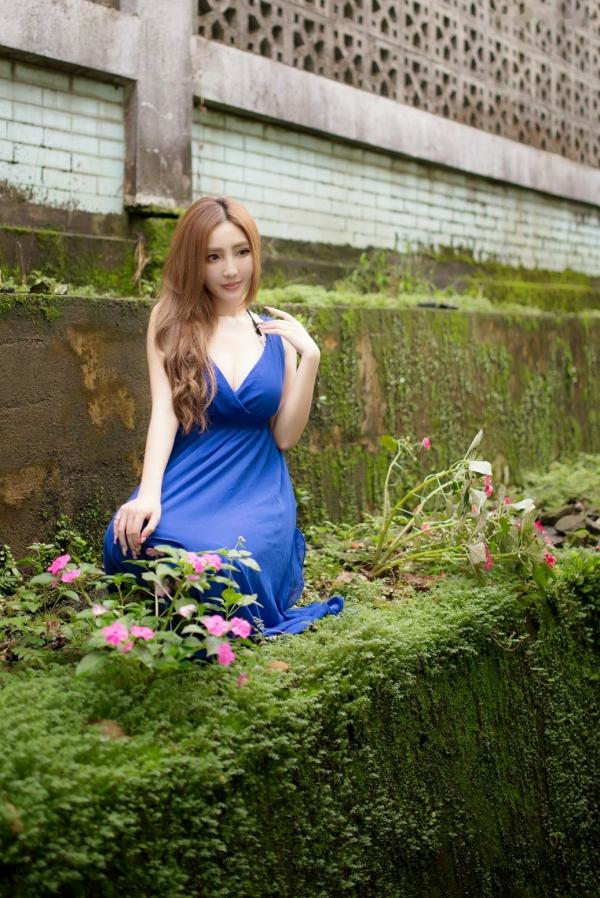   台湾正妹赵芸Syuan户外清新写真：深蓝长裙优雅气质，尽显波涛胸涌曼妙身材第2张图片