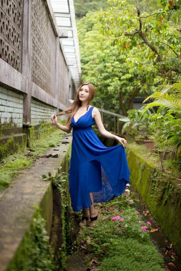    台湾正妹赵芸Syuan户外清新写真：深蓝长裙优雅气质，尽显波涛胸涌曼妙身材第6张图片
