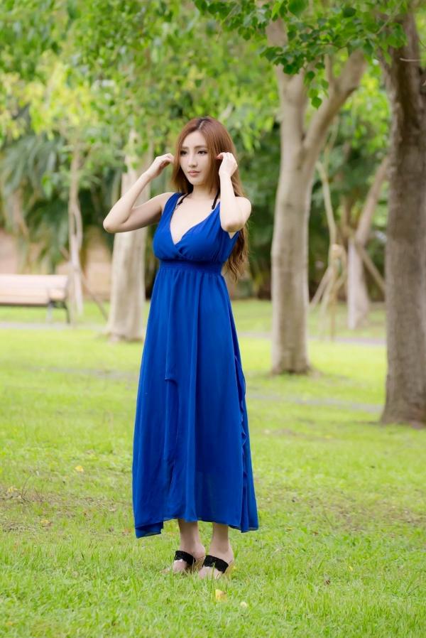    台湾正妹赵芸Syuan户外清新写真：深蓝长裙优雅气质，尽显波涛胸涌曼妙身材第8张图片