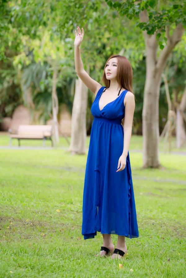    台湾正妹赵芸Syuan户外清新写真：深蓝长裙优雅气质，尽显波涛胸涌曼妙身材第9张图片
