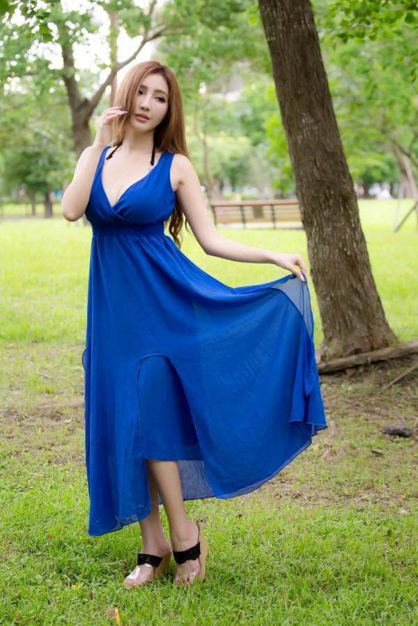    台湾正妹赵芸Syuan户外清新写真：深蓝长裙优雅气质，尽显波涛胸涌曼妙身材第11张图片