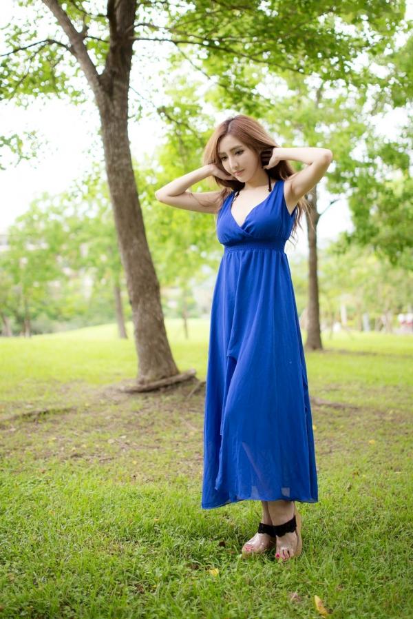    台湾正妹赵芸Syuan户外清新写真：深蓝长裙优雅气质，尽显波涛胸涌曼妙身材第15张图片