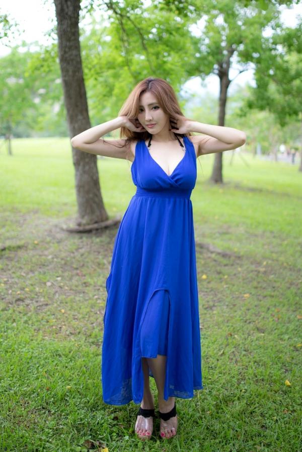    台湾正妹赵芸Syuan户外清新写真：深蓝长裙优雅气质，尽显波涛胸涌曼妙身材第17张图片