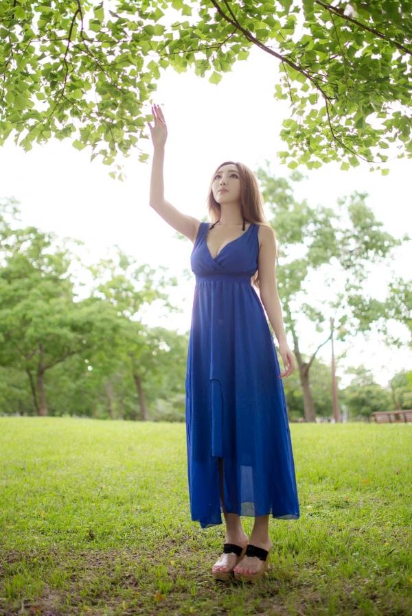    台湾正妹赵芸Syuan户外清新写真：深蓝长裙优雅气质，尽显波涛胸涌曼妙身材第19张图片