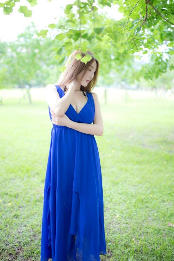    台湾正妹赵芸Syuan户外清新写真：深蓝长裙优雅气质，尽显波涛胸涌曼妙身材第20张图片