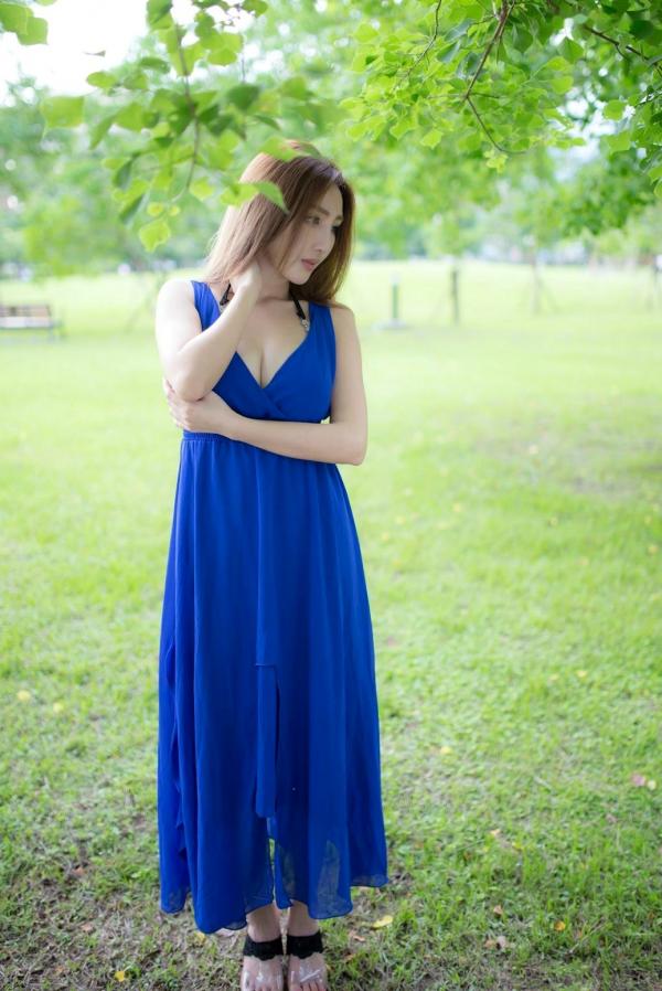    台湾正妹赵芸Syuan户外清新写真：深蓝长裙优雅气质，尽显波涛胸涌曼妙身材第21张图片