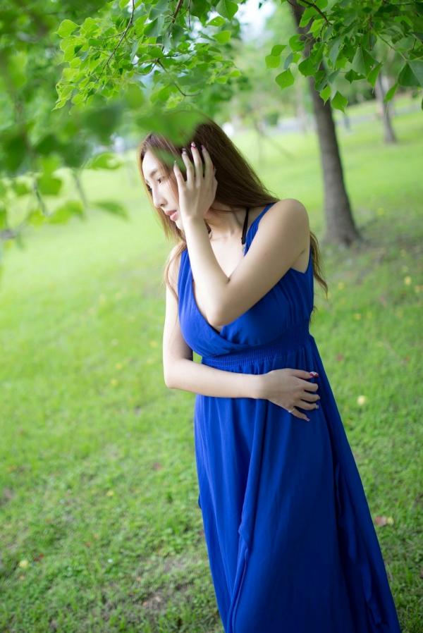    台湾正妹赵芸Syuan户外清新写真：深蓝长裙优雅气质，尽显波涛胸涌曼妙身材第29张图片