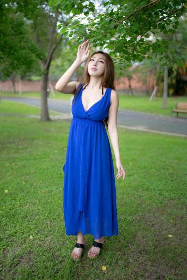    台湾正妹赵芸Syuan户外清新写真：深蓝长裙优雅气质，尽显波涛胸涌曼妙身材第31张图片