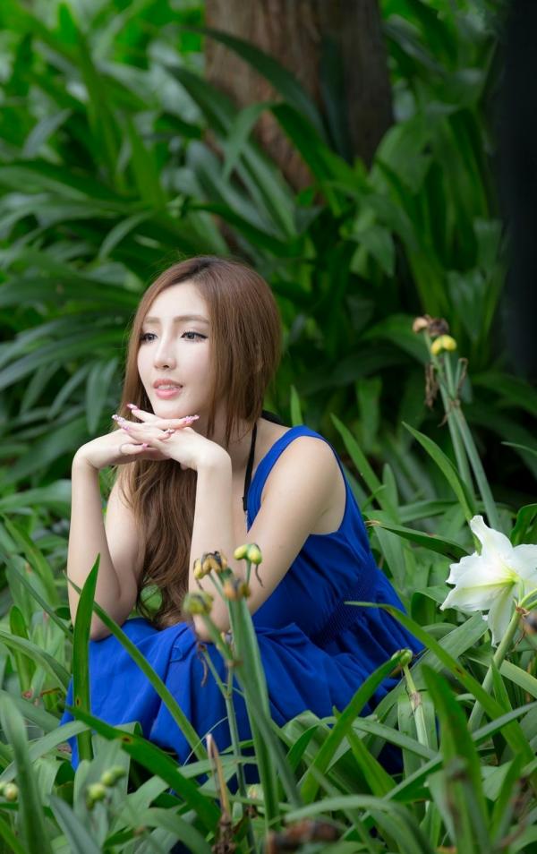    台湾正妹赵芸Syuan户外清新写真：深蓝长裙优雅气质，尽显波涛胸涌曼妙身材第33张图片