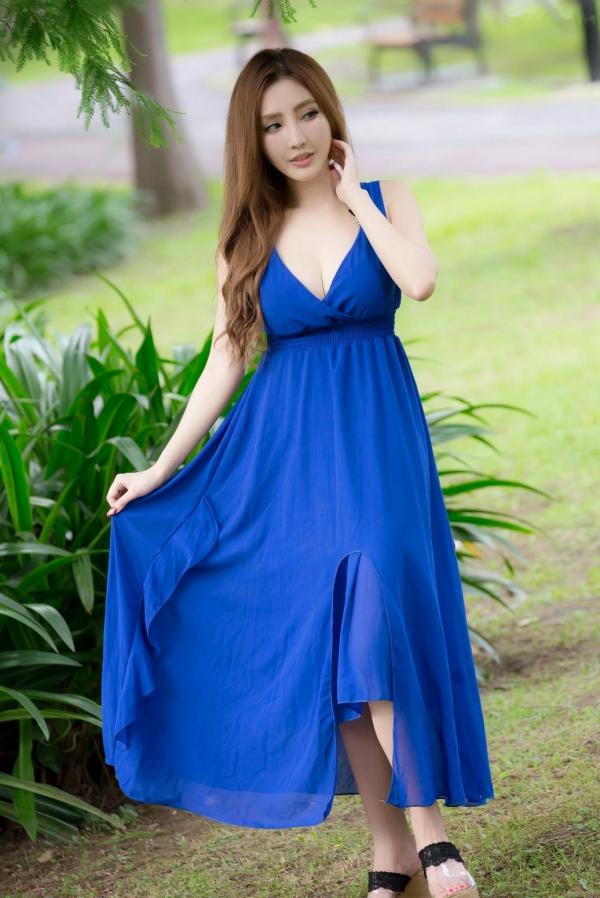   台湾正妹赵芸Syuan户外清新写真：深蓝长裙优雅气质，尽显波涛胸涌曼妙身材第36张图片