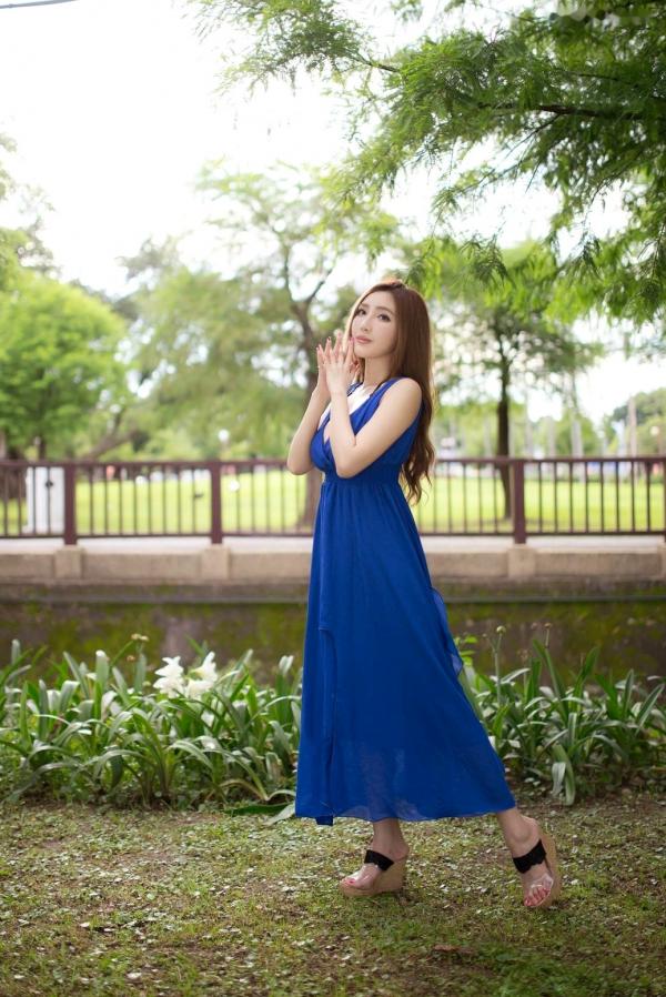    台湾正妹赵芸Syuan户外清新写真：深蓝长裙优雅气质，尽显波涛胸涌曼妙身材第44张图片