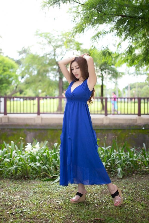    台湾正妹赵芸Syuan户外清新写真：深蓝长裙优雅气质，尽显波涛胸涌曼妙身材第45张图片