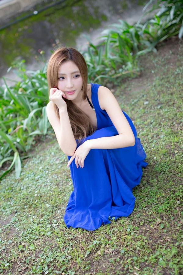    台湾正妹赵芸Syuan户外清新写真：深蓝长裙优雅气质，尽显波涛胸涌曼妙身材第46张图片