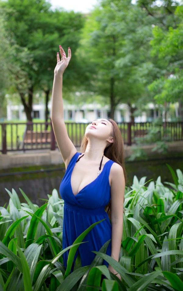    台湾正妹赵芸Syuan户外清新写真：深蓝长裙优雅气质，尽显波涛胸涌曼妙身材第51张图片