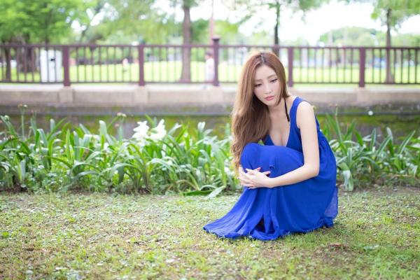    台湾正妹赵芸Syuan户外清新写真：深蓝长裙优雅气质，尽显波涛胸涌曼妙身材第63张图片