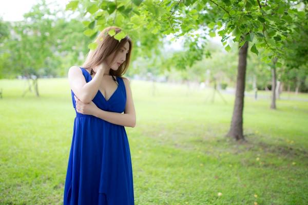   台湾正妹赵芸Syuan户外清新写真：深蓝长裙优雅气质，尽显波涛胸涌曼妙身材第64张图片